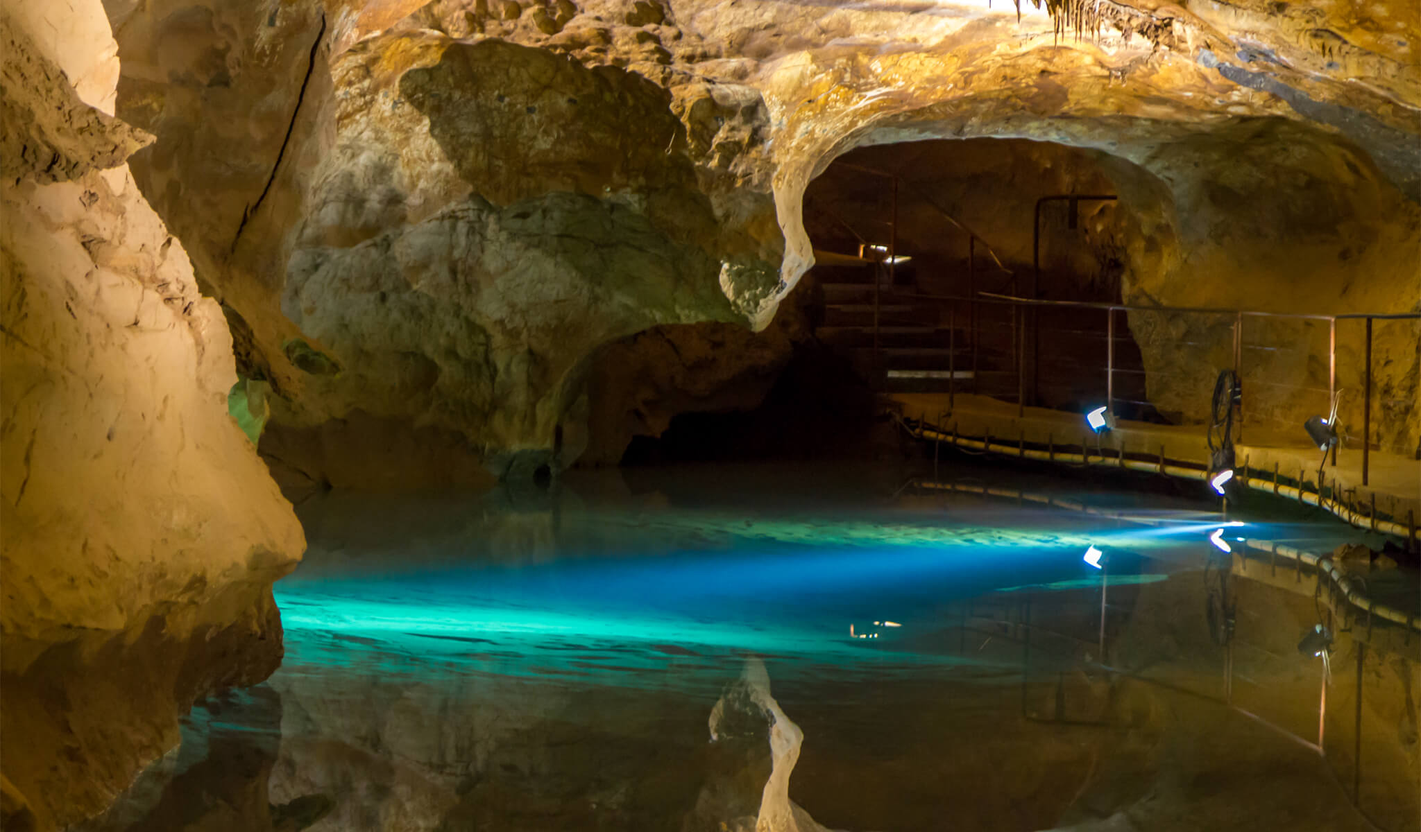 The cave of their. Пещеры Дженолан. Дженоланские пещеры Австралия. Спелеопещера. Сталактитовая пещера.